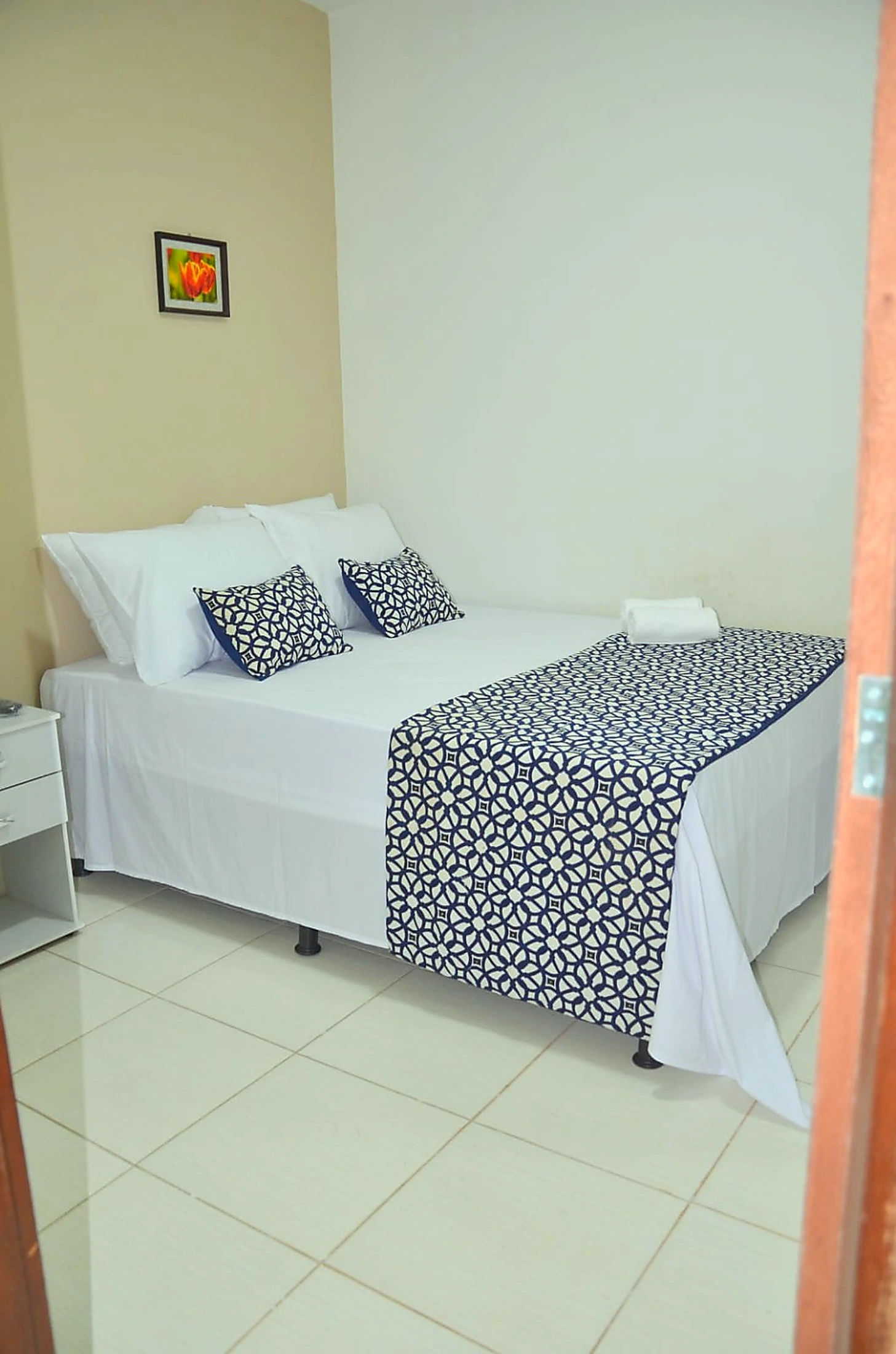 Quarto 1 — entrada e TV
