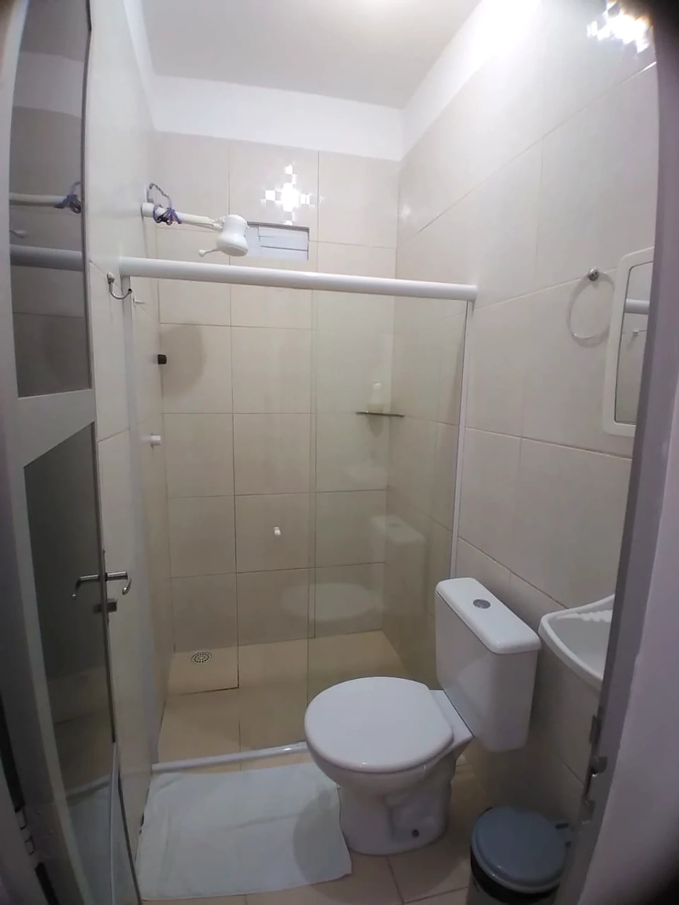 Quarto 4 — box e banheiro