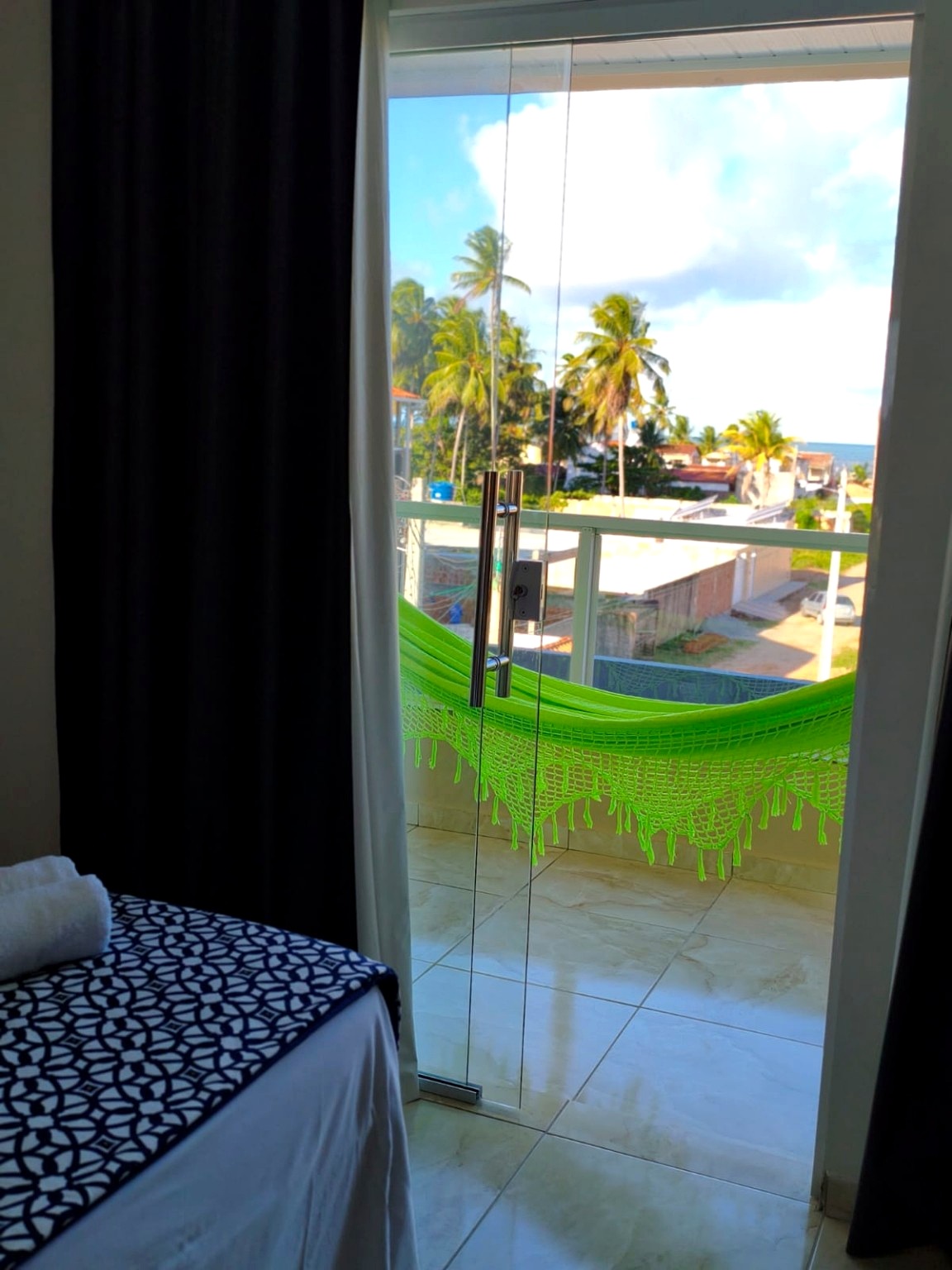 Quarto 6 — vista para o mar pela varanda
