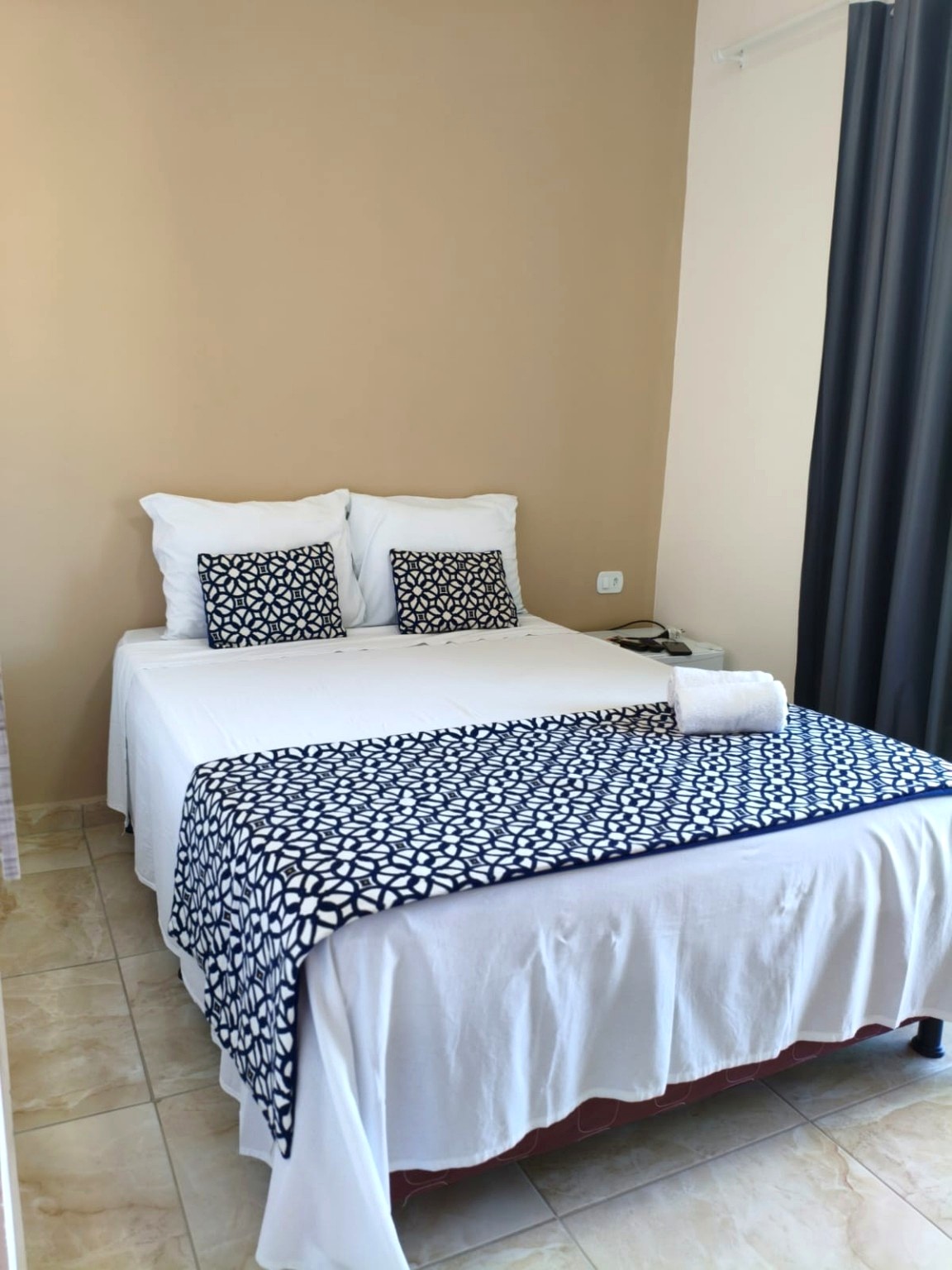 Quarto 6 — cama da suíte