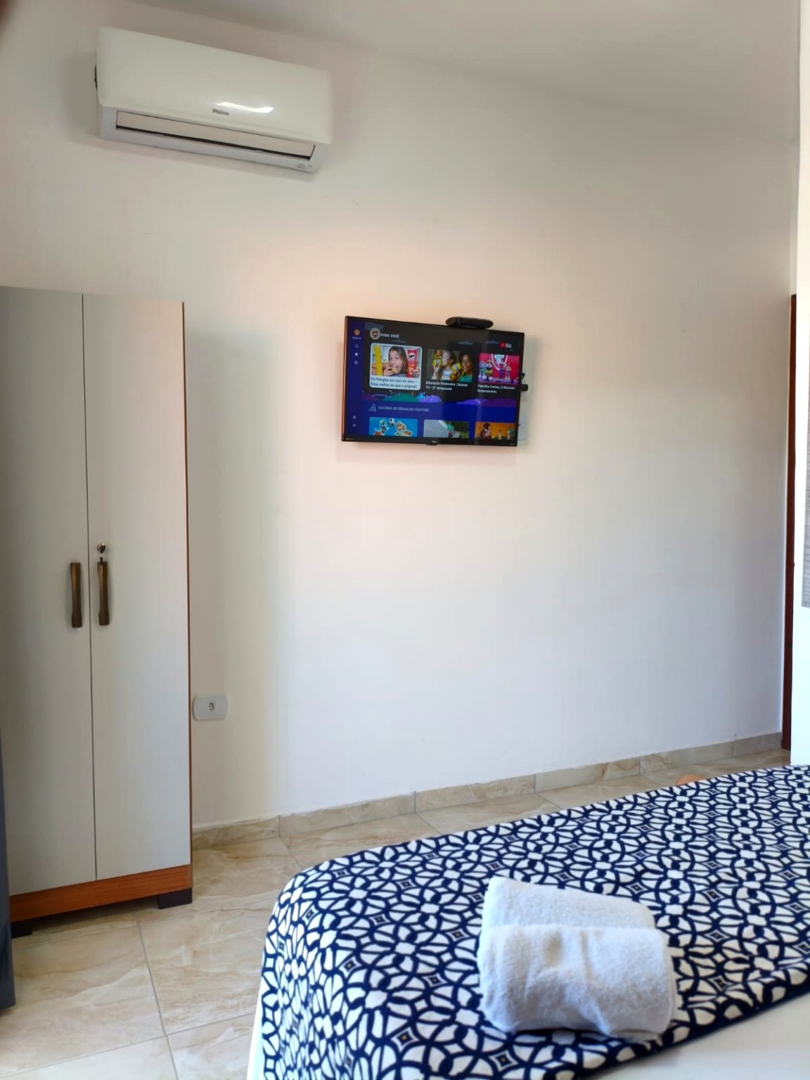 Quarto 6 — televisão, ar-condicionado e quarto