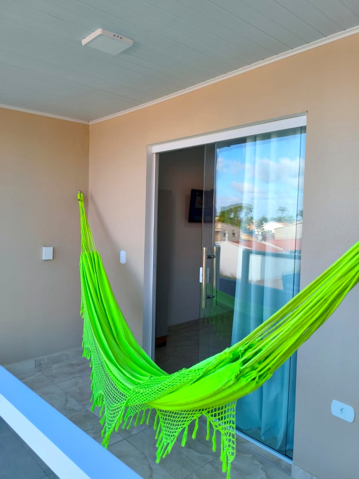 Quarto 6 — varanda com rede