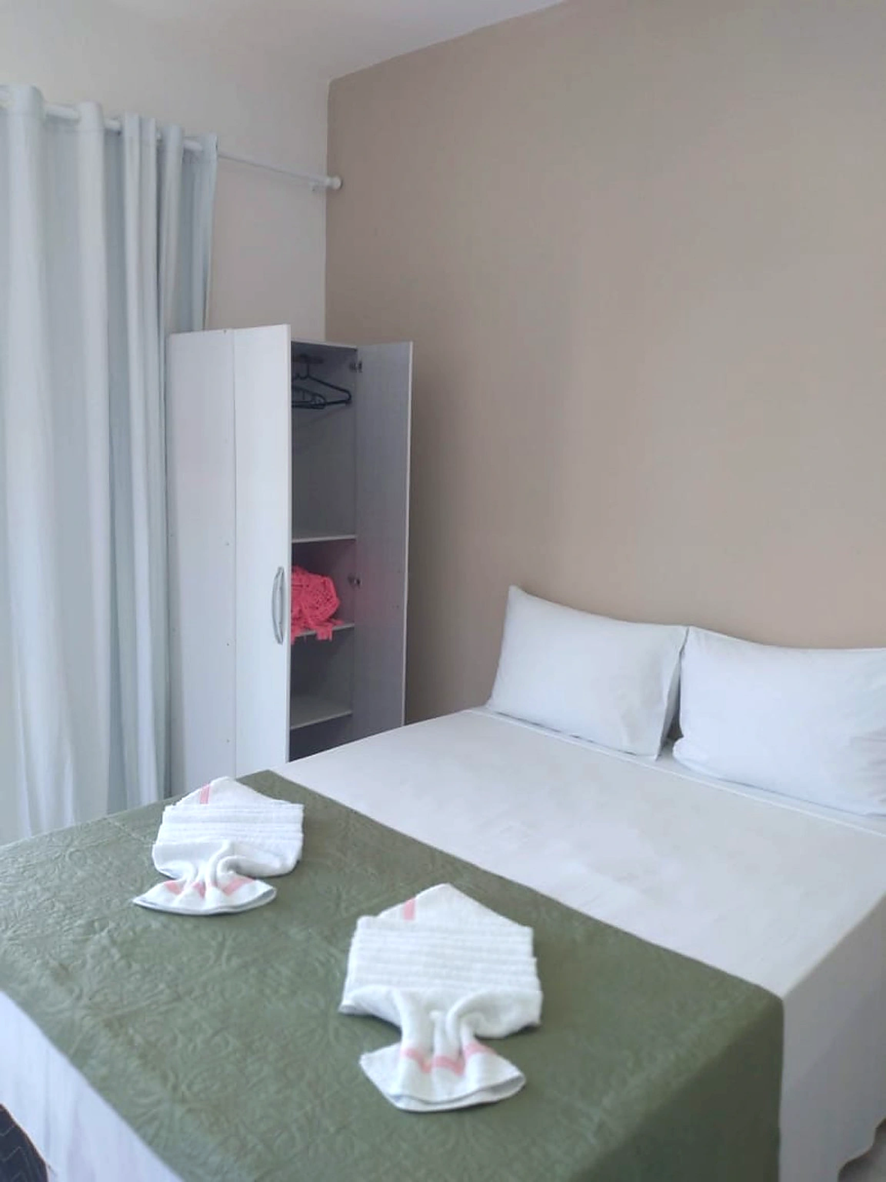Quarto 7 — cama, armário e detalhes